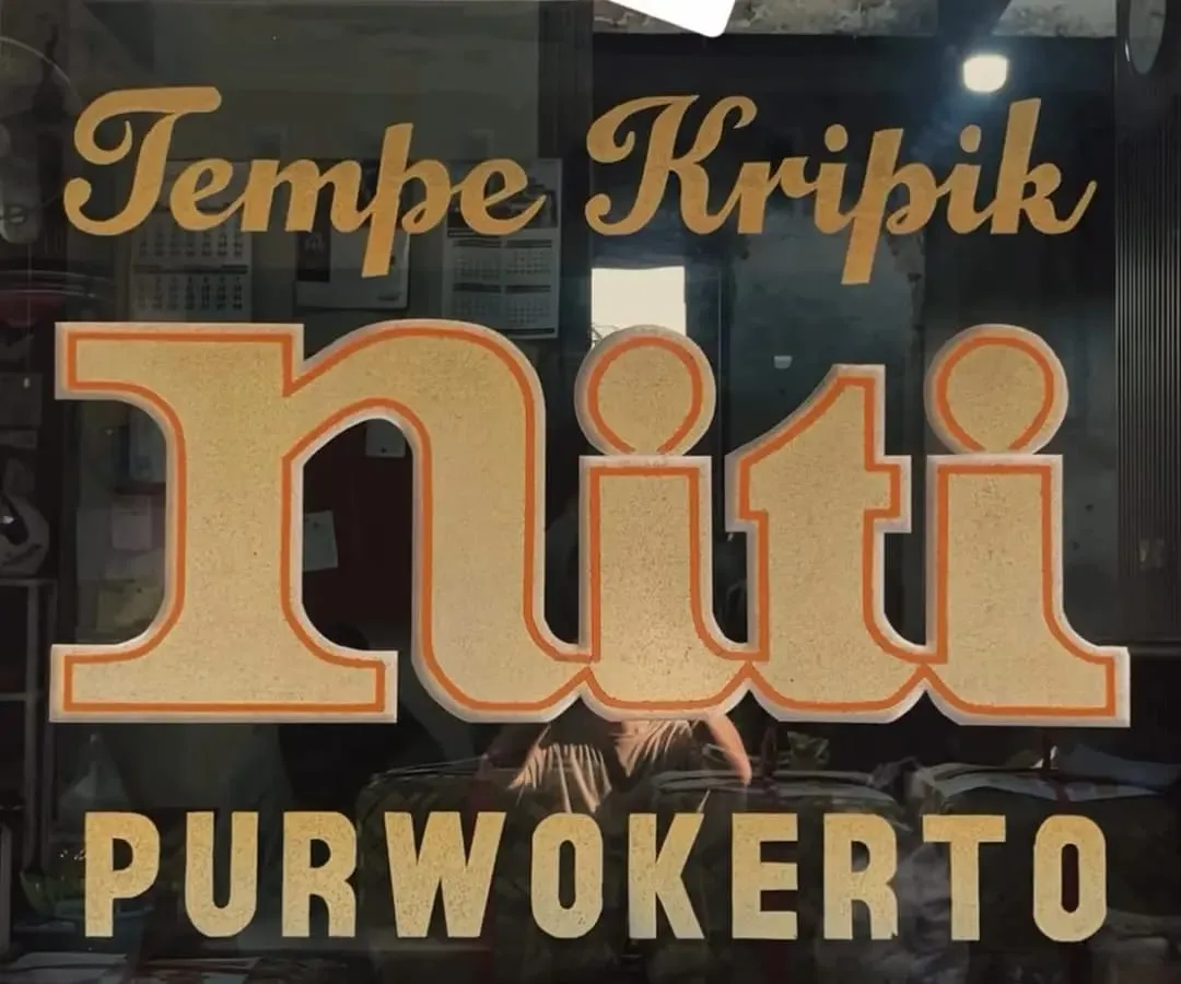 Keripik Niti, oleh-oleh khas Purwokerto yang legendaris sejak 1967. (Foto: TikTok) @keripiktempeniti)