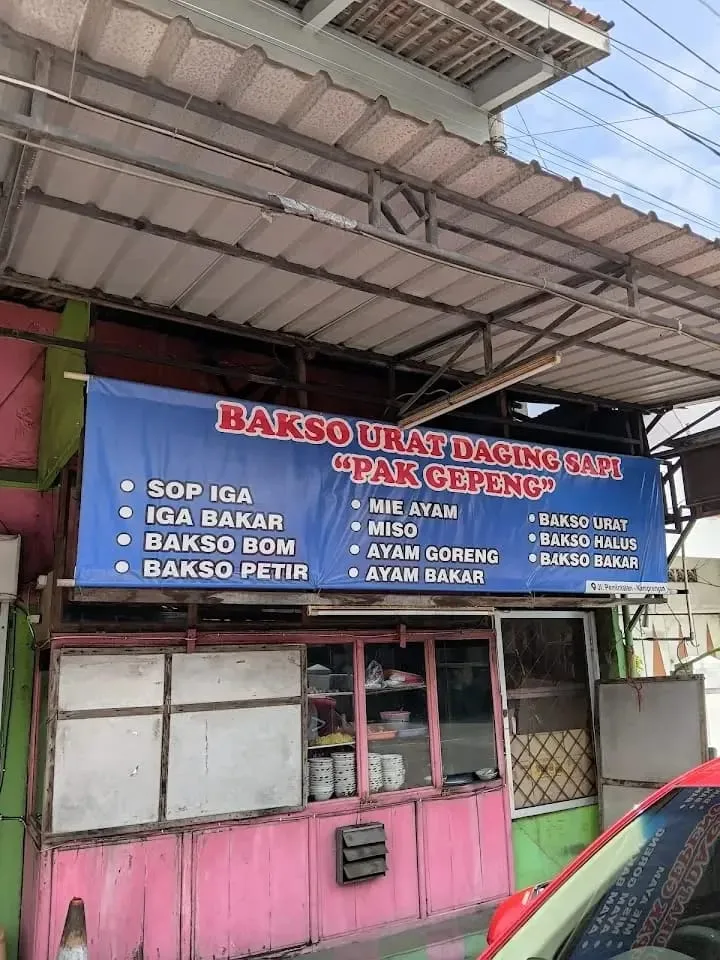 Ragam pilihan menu makanan dan minuman di Bakso Gepeng Jl. Pemintalan. (Foto: Google Review/Wahyu Aliyani Putri)