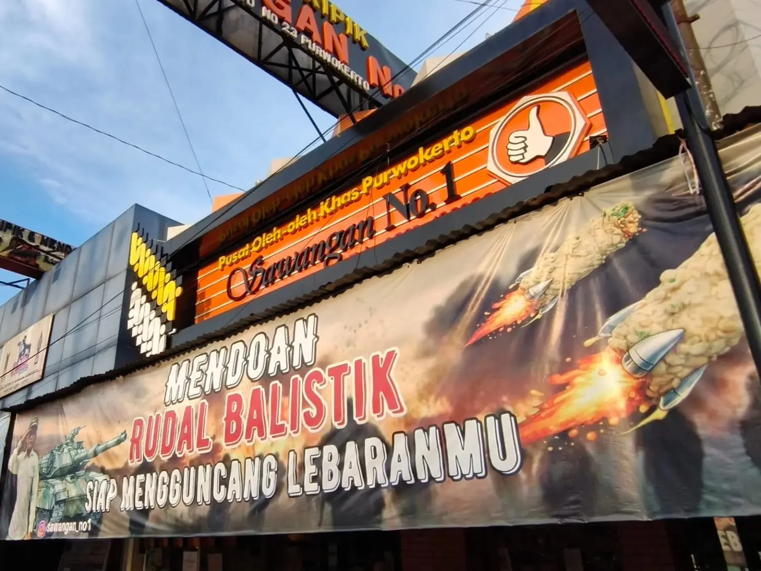 Toko Oleh-Oleh Sawangan No. 1 menjadi pusat oleh-oleh terkenal di Purwokerto. (Foto: Dok Mercusuarnews.co)