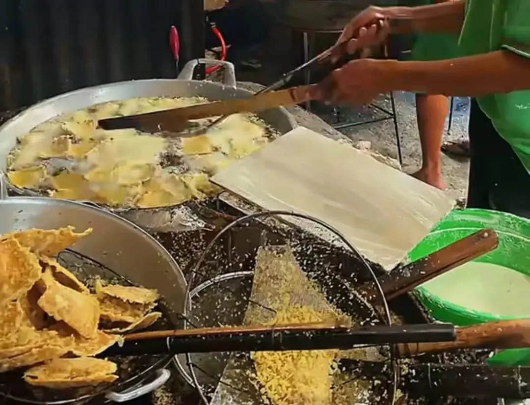 Proses produksi keripik tempe dengan teknik penggorengan dua tahap. (Foto: TikTok @keripiktempeniti)