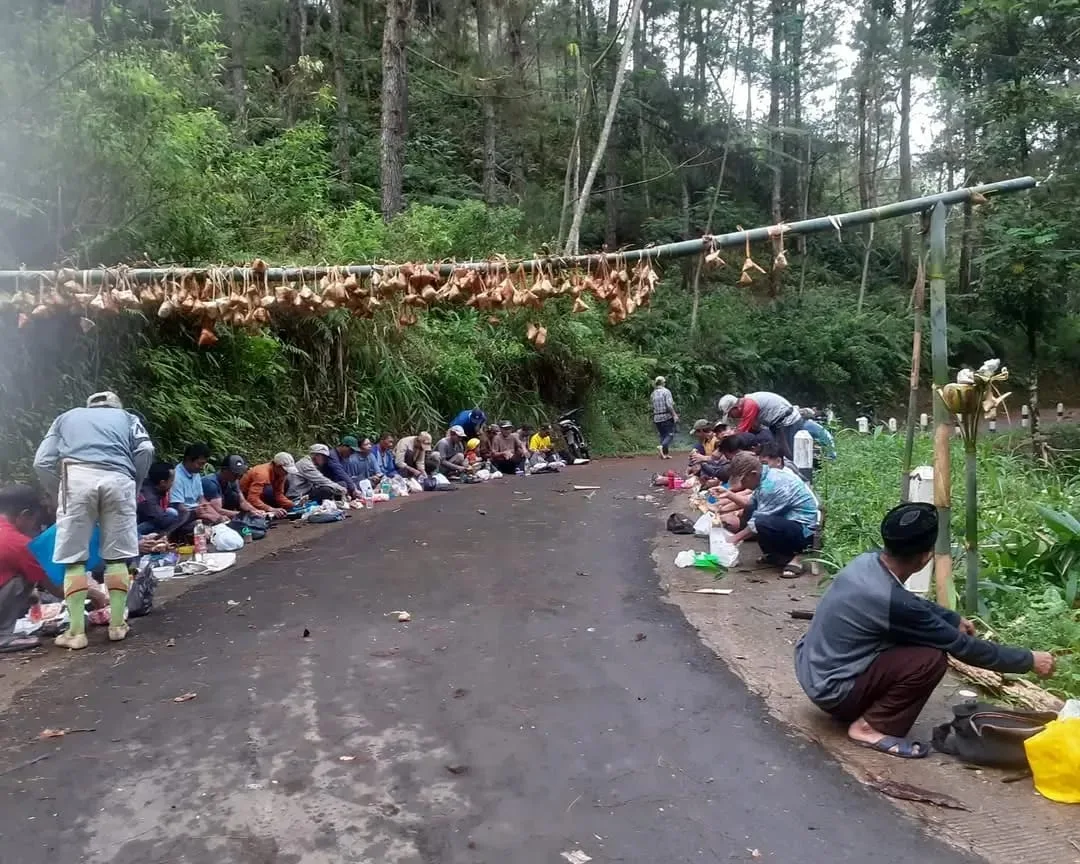 Tradisi Sedekah Kupat di Desa Sumpinghayu, menjadi salah satu daya tarik budaya lokal. (Foto: Instagram @pemerintahsumpinghayu)