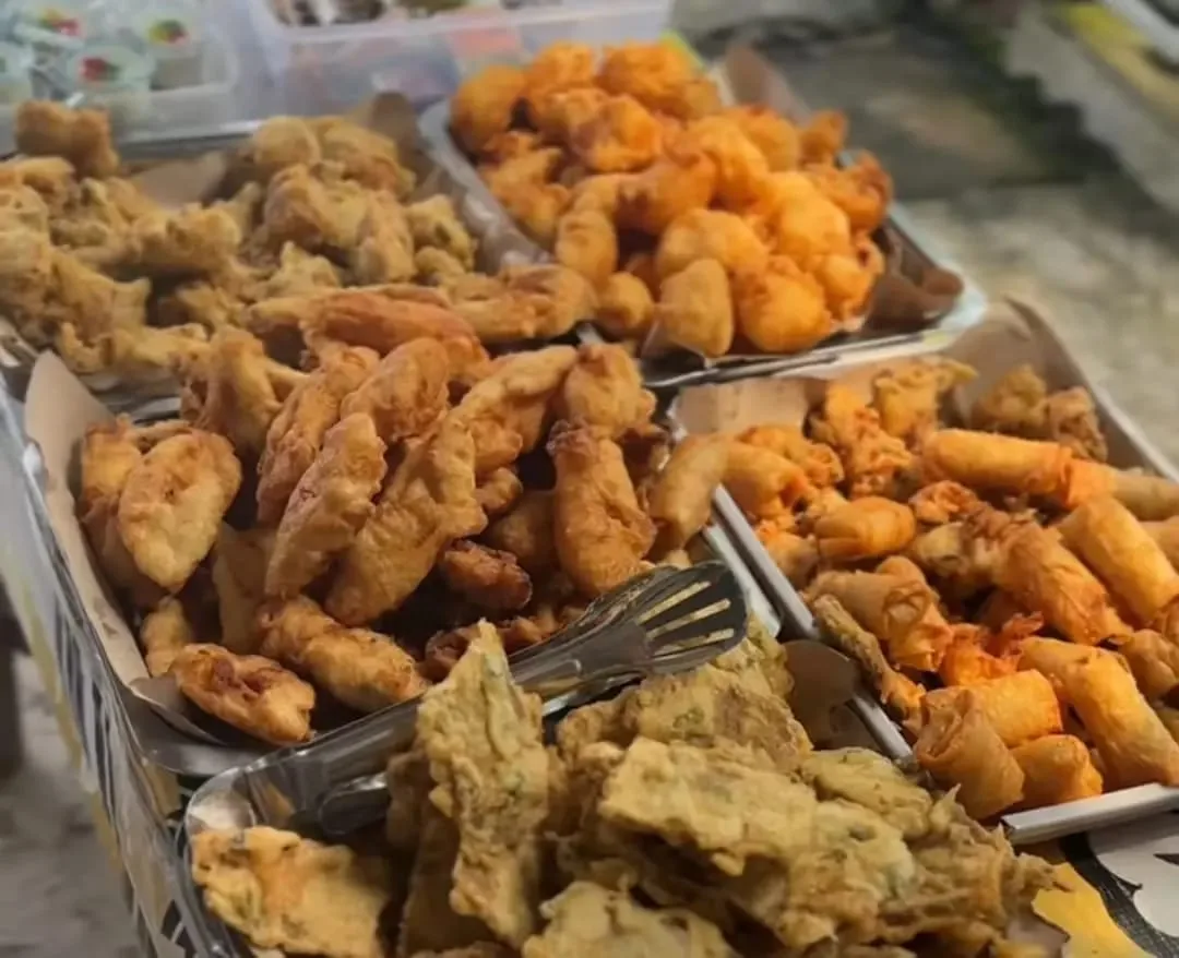 Beragam gorengan sebagai menu pendamping dari Soto Bu Etin Patikraja. (Foto: TikTok @sotobuetin_patikr)