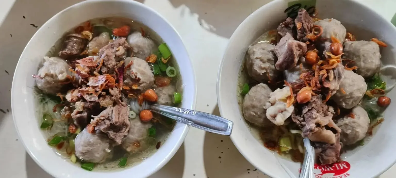 Satu porsi Bakso Pak Gendut Baturraden, lengkap dengan tetelan dan taburan kacang. (Foto: Dok Mercusuarnews.co)