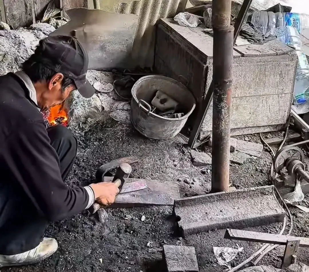 Salah satu tahap dalam proses pembuatan golok UMKM Empu Besi. (Foto: TikTok @kknkarangjengkol)