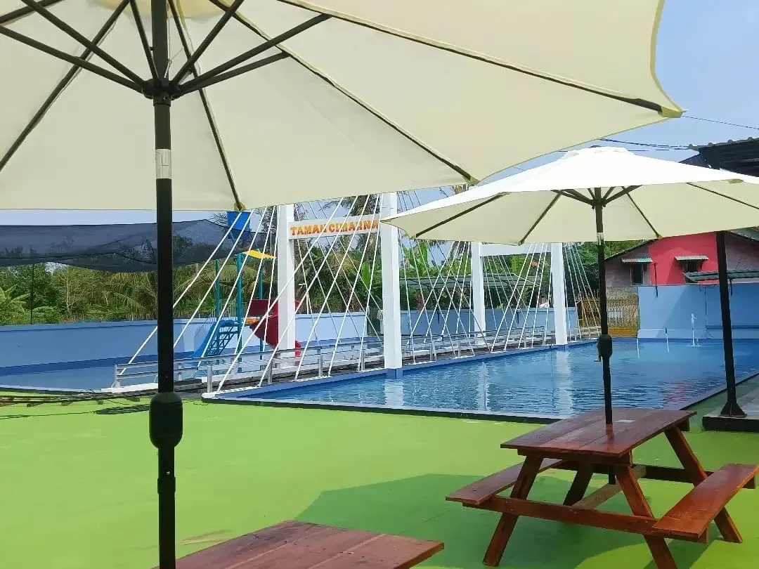 Beragam fasilitas yang dimiliki Taman Cimarna, seperti gazebo keluarga hingga ruang tunggu yang teduh. (Foto: Google Review Taman Cimarna)