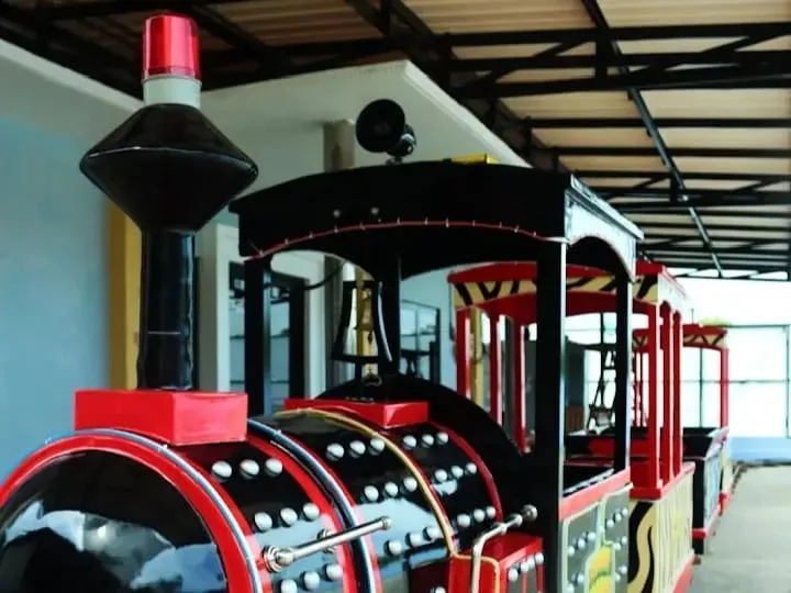 Kereta Wisata yang tersedia di Taman Cimarna, dapat dimanfaatkan pengunjung untuk berkeliling melihat hutan bakau dan kolam udang. (Foto: Google Review Taman Cimarna)