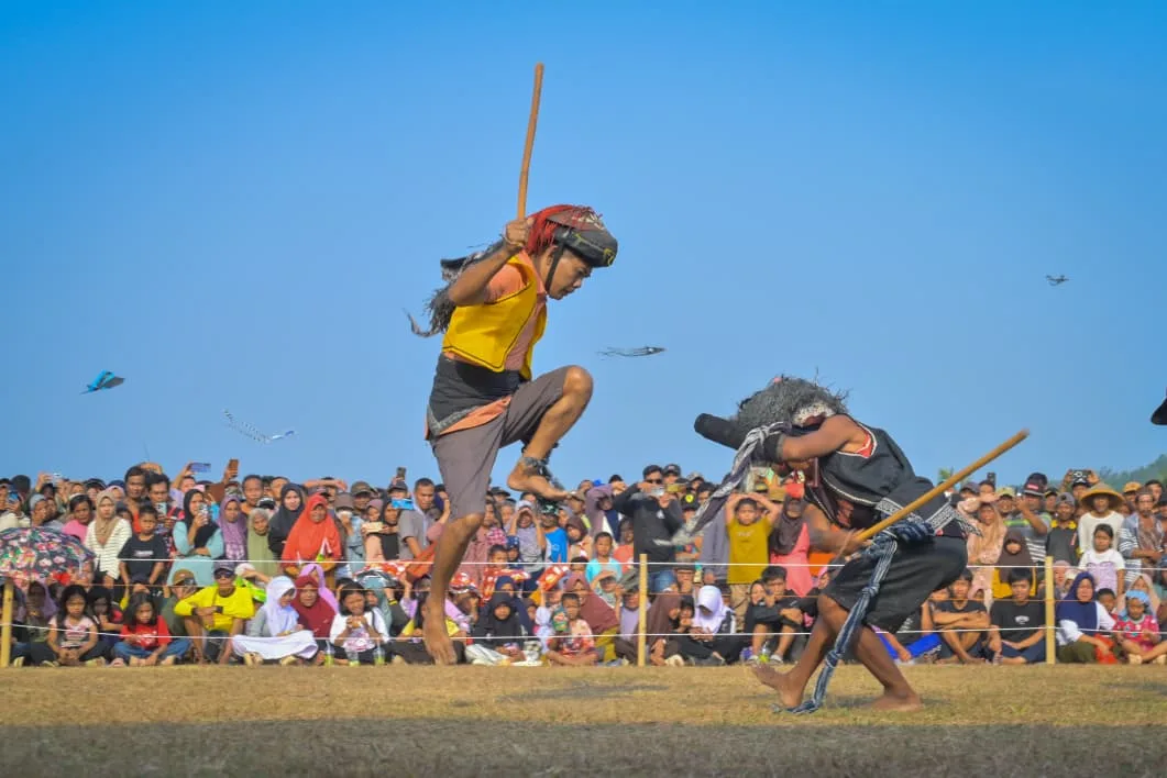 Tradisi Ujungan Gumelem digelar di Desa Gumelem Wetan, Banjarnegara. Ribuan warga menyaksikan ritual turun-temurun sebagai ikhtiar memohon hujan