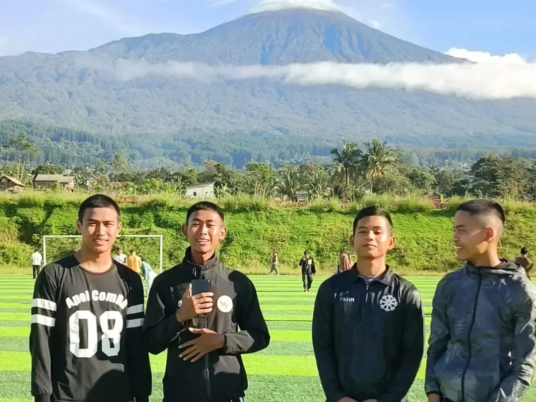 Arya (kedua dari kiri) menilai harga tiket masuk Rp5.000 terbilang murah dengan pemandangan yang bagus dan memukau. (Foto: Dok Mercusuarnews.co)