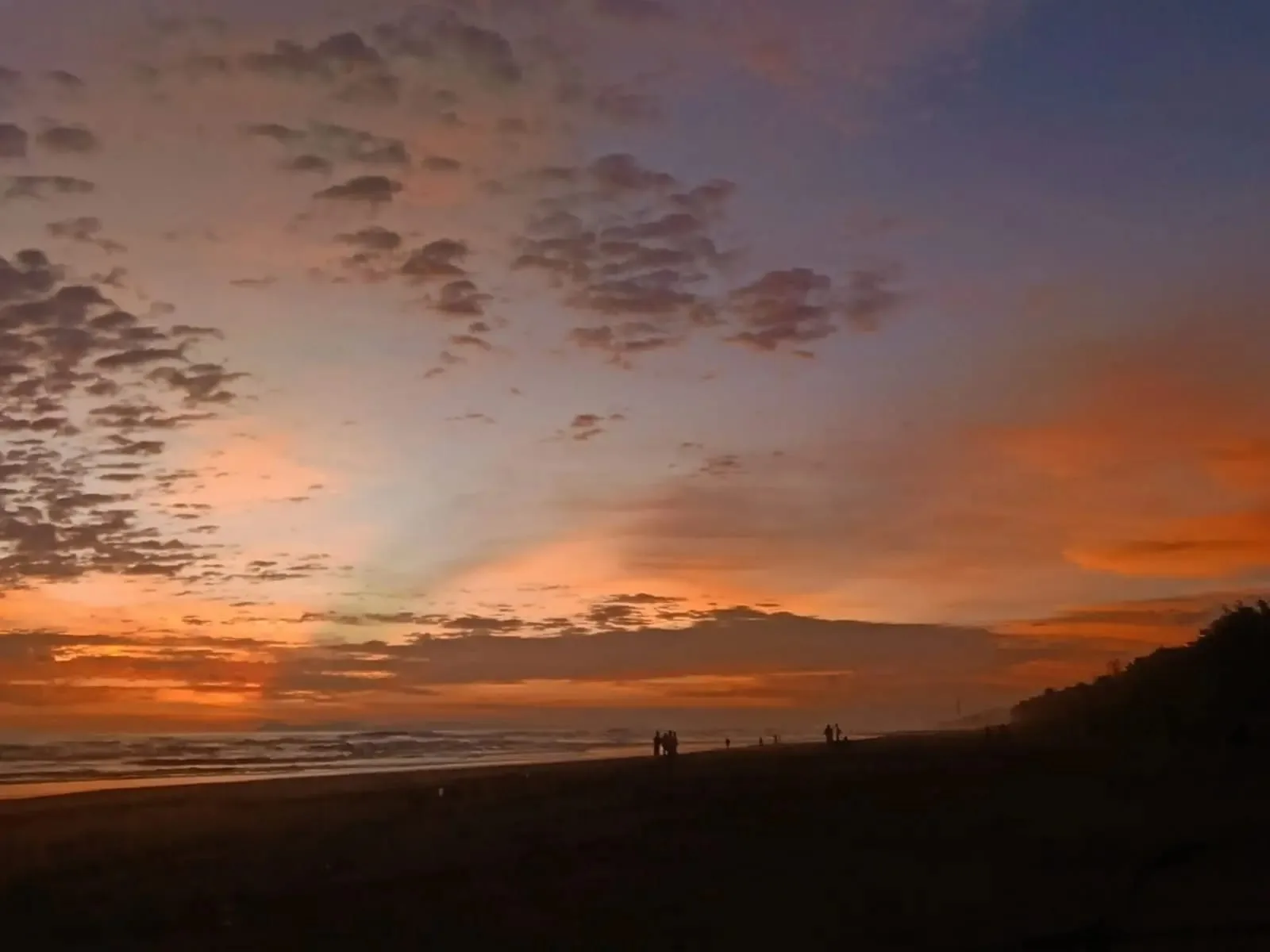 Daya tarik matahari terbenam atau sunset yang ditawarkan oleh Pantai Sidayu Indah. (Foto: Dok Mercusuarnews.co)