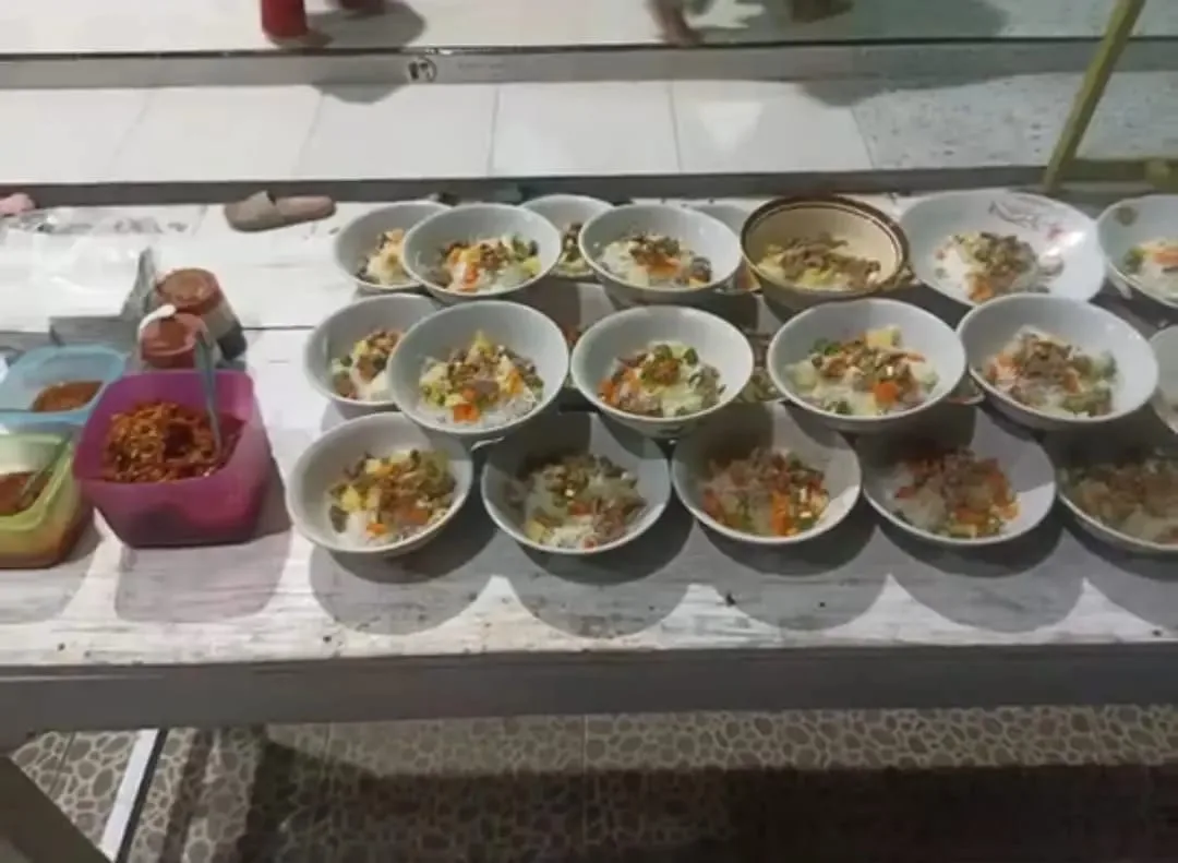 Tampilan menggoda satu porsi Nasi Sop Tenda Biru Mbah Wongso, kuliner otentik Cilacap yang bertahan sejak 1960. (Sumber: TikTok @ownernasisoptendabiru1)