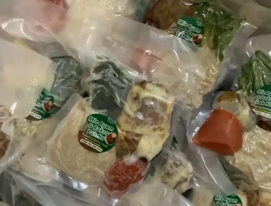 Penampakan mi ayam frozen di Mie Ayam & Bakso Pak No Karangmangu, Cilacap. (Foto: TikTok @mieayampaknokarangmangu)