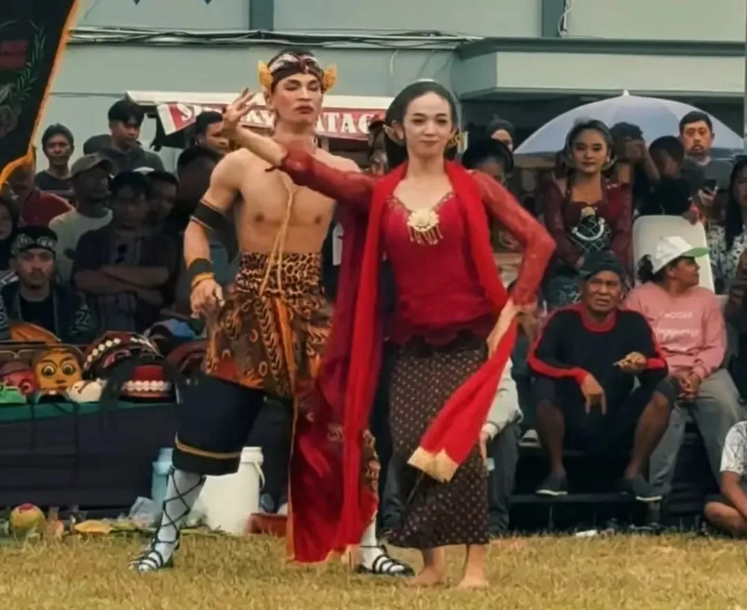 Para penari Kuda Kepang Ebeg, mengenakan kostum tradisional dengan beragam hiasan yang melekat. (Foto: Tangkapan layar Instagram @bupati_cilacap)