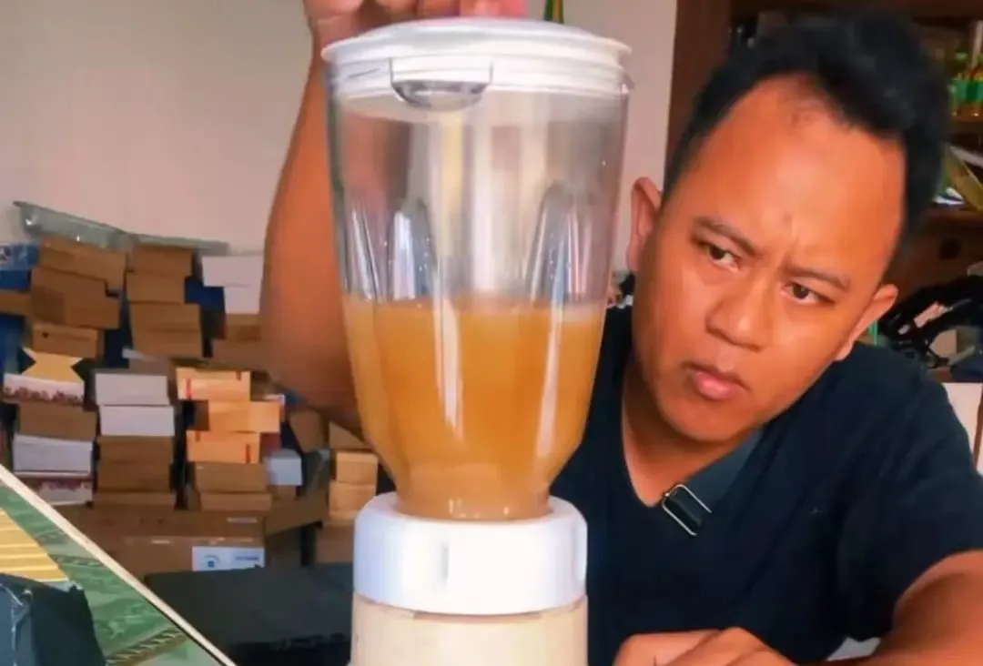 Mustafid, lulusan S2 asal Karangbawang, Kawunganten, Cilacap yang menjadi sosok di balik kesuksesan Mustav & Co memasarkan produk pelepah pisang hingga pasar internasional. (Foto: TikTok @mustav.co)