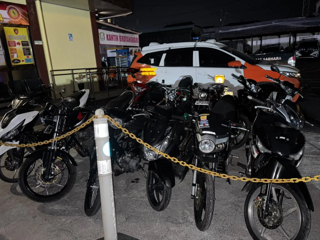 Sejumlah kendaraan dengan knalpot brong yang berhasil diamankan dalam razia Satlantas Polres Banjarnegara