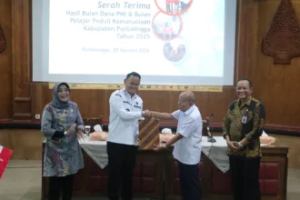 Bupati Fahmi Muhammad Hanif menyerahkan Bulan Dana PMI kepada Pengurus PMI Purbalingga H. Mochammad Ichwan