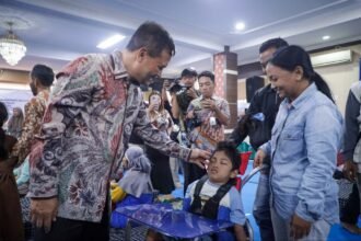 Gubernur Ahmad Luthfi saat memberikan bantuan kursi roda pada anak penyandang disabilitas