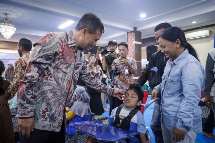 Gubernur Ahmad Luthfi saat memberikan bantuan kursi roda pada anak penyandang disabilitas