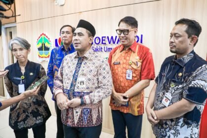 Taj Yasin saat meninjau RSUD Dr Moewardi Surakarta