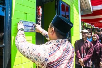 Wakil Gubernur Gus Yasin saat meresmikan rumah bantuan dengan menggunakan bata interlock