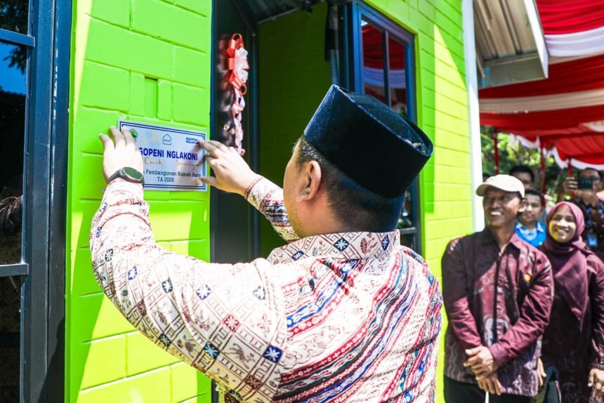 Wakil Gubernur Gus Yasin saat meresmikan rumah bantuan dengan menggunakan bata interlock