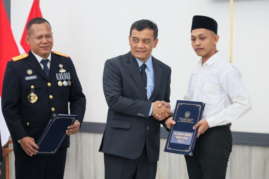 Gubernur jateng menyerahkan surat remisi pada warga binaan