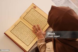 Ilustrasi orang sedang membaca Alqur'an.