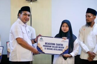 Wakil Gubernur Taj Yasin saat menyerahkan bantuan beasiswa santri