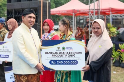 Wagub Taj Yasin serahkan bantuan permodalan usaha