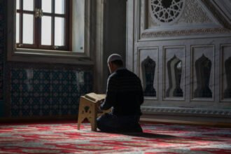Orang sedang membaca Al Qur'an.(dok Pixabay)