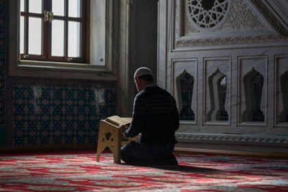 Orang sedang membaca Al Qur'an.(dok Pixabay)