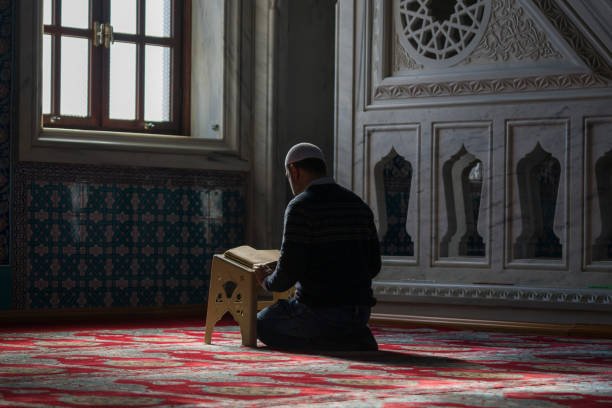 Orang sedang membaca Al Qur'an.(dok Pixabay)
