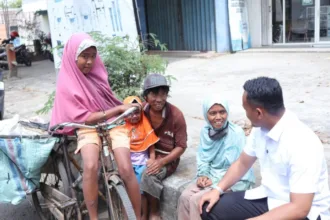 Bupati Purbalingga Fahmi Muhammad Hanif bertemu dengan keluarga Kundriyo di kawasan Bundaran Air Mancur Desa Selabaya, Kecamatan Kalimanah, Kamis (27/8/2026).(Foto: Porkompim Pemkab Purbalingga)