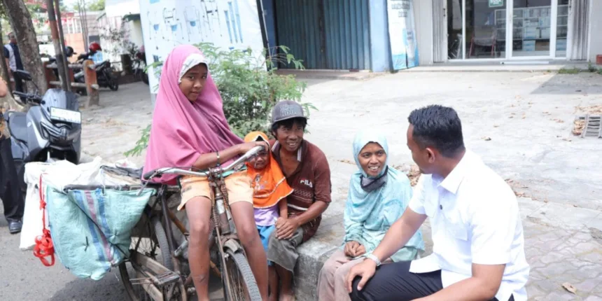 Bupati Purbalingga Fahmi Muhammad Hanif bertemu dengan keluarga Kundriyo di kawasan Bundaran Air Mancur Desa Selabaya, Kecamatan Kalimanah, Kamis (27/8/2026).(Foto: Porkompim Pemkab Purbalingga)