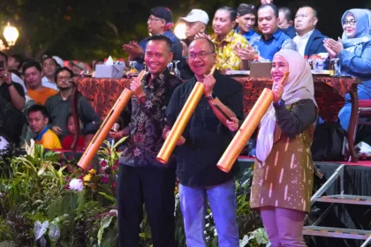 Ratusan warga tumpah ruah menyaksikan gelaran tahunan Festival Kentongan 2026 di Alun-alun Purwokerto, Sabtu 22/8/2026 malam.