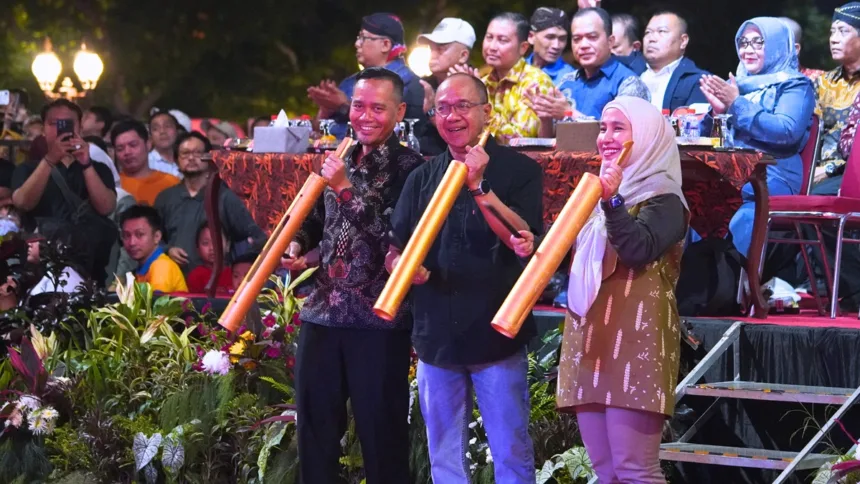 Ratusan warga tumpah ruah menyaksikan gelaran tahunan Festival Kentongan 2026 di Alun-alun Purwokerto, Sabtu 22/8/2026 malam.
