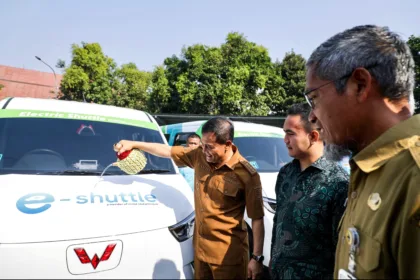 Gubernur dalam peluncuran taksi listrik yang resmi mengaspal di Jateng