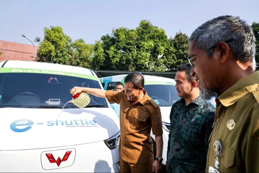Gubernur dalam peluncuran taksi listrik yang resmi mengaspal di Jateng