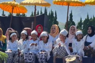 Prosesi pemotongan rambut gimbal menjadi agenda utama dalam gelaran Dieng Cukture Festival