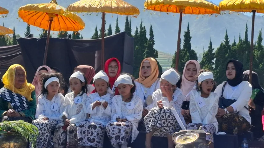 Prosesi pemotongan rambut gimbal menjadi agenda utama dalam gelaran Dieng Cukture Festival
