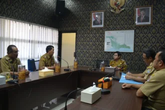 Plt. Bupati Cilacap Ammy Amalia Fatma Surya menggelar audiensi terkait polemik bangunan sekretariat KDMP Desa Pekuncen