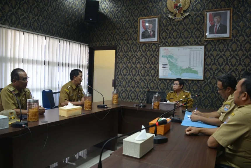 Plt. Bupati Cilacap Ammy Amalia Fatma Surya menggelar audiensi terkait polemik bangunan sekretariat KDMP Desa Pekuncen