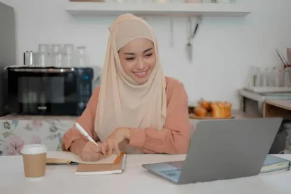 Ilustrasi generasi z sedang melakukan pekerjaan (dok pixabay)