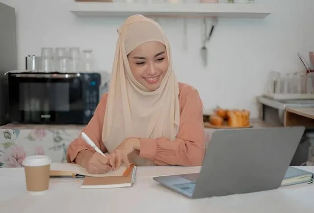Ilustrasi generasi z sedang melakukan pekerjaan (dok pixabay)