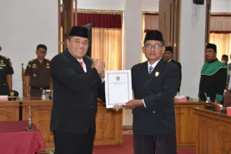 Tugiman (kanan) resmi menerima SK pengangkatan sebagai anggota DPRD Cilacap melalui PAW, menggantikan almarhum Imam Fauzi