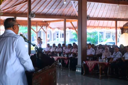 Bupati Banyumas memimpin kegiatan Pembinaan Kinerja Pegawai bagi Pejabat Administrator di Pendopo SiPanji Kabupaten Banyumas