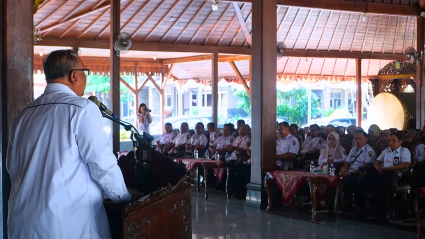 Bupati Banyumas memimpin kegiatan Pembinaan Kinerja Pegawai bagi Pejabat Administrator di Pendopo SiPanji Kabupaten Banyumas