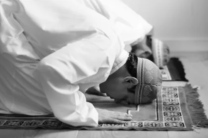Ilustrasi gambar seorang muslim sedang mengerjakan shalat.(dok Magnific.com)