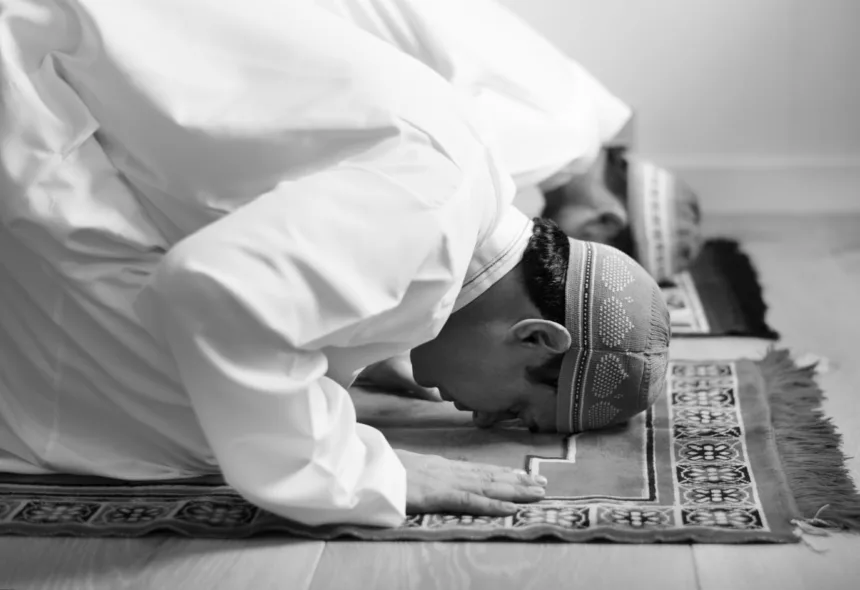 Ilustrasi gambar seorang muslim sedang mengerjakan shalat.(dok Magnific.com)