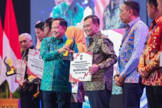 Gubernur Ahmad Luthfi saat menerima penghargaan nasional