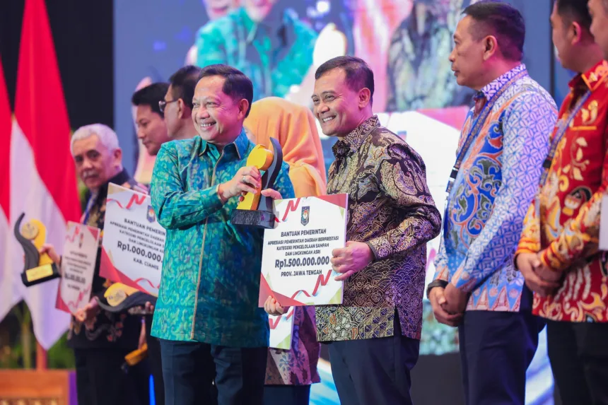 Gubernur Ahmad Luthfi saat menerima penghargaan nasional